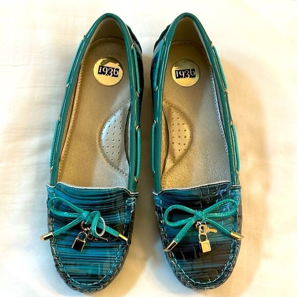 1936 MULTICOLOR BOW MOCCASINS.   NICELY PADDED FOR COMFORT.  NEW IN BOX - Picture 2 of 7